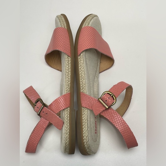 BORN Pink Peach Snake Embossed Ankle Strappy Flats Sandals Women size 9M - Picture 7 of 8
